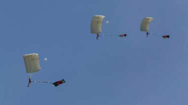 পতাকা হাতে ৫৪ বাংলাদেশি প্যারাট্রুপারের বিশ্বরেকর্ড