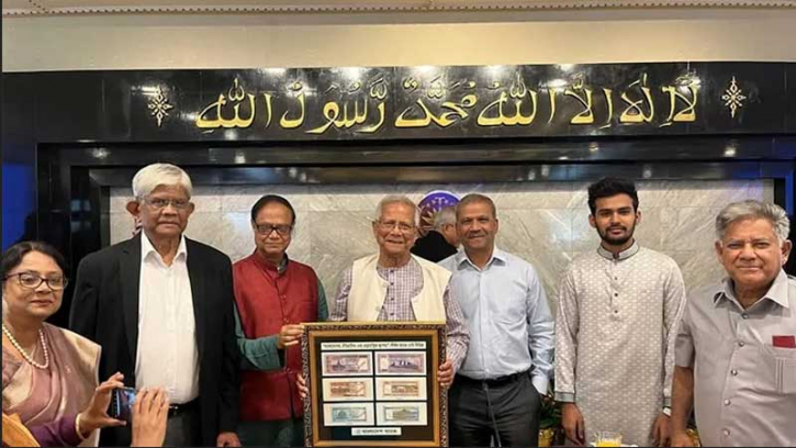 প্রধান উপদেষ্টার কাছে নতুন নকশার ব্যাংক নোট হস্তান্তর