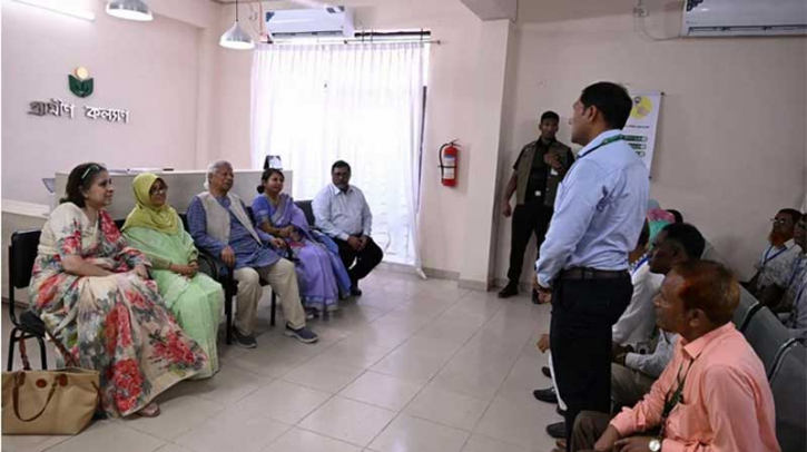 গ্রামীণ ব্যাংকের প্রথম শাখা পরিদর্শন করলেন প্রধান উপদেষ্টা