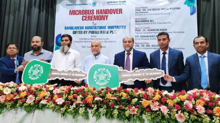 পূবালী ব্যাংক ২টি মাইক্রোবাস উপহার দিল বাকৃবিকে