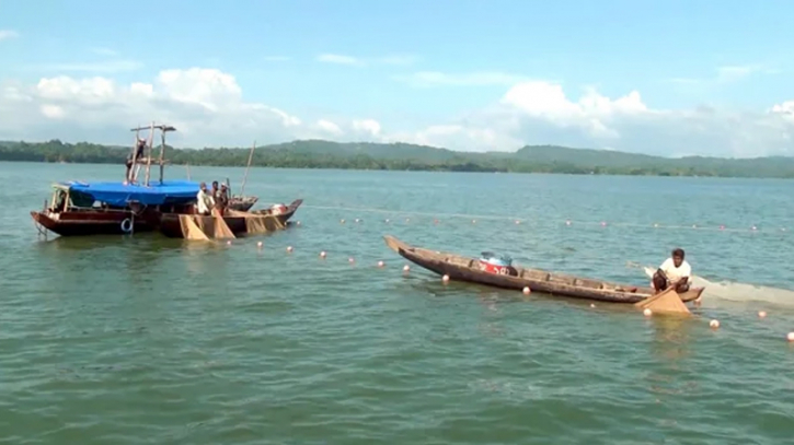 কাপ্তাই হ্রদে তিন মাস মাছ ধরার নিষেধাজ্ঞায় শংকায় জেলেপাড়া