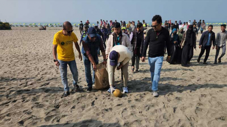 কক্সবাজার সৈকতে ‘বিচ ক্লিনিং ক্যাম্পেইন’ অনুষ্ঠিত